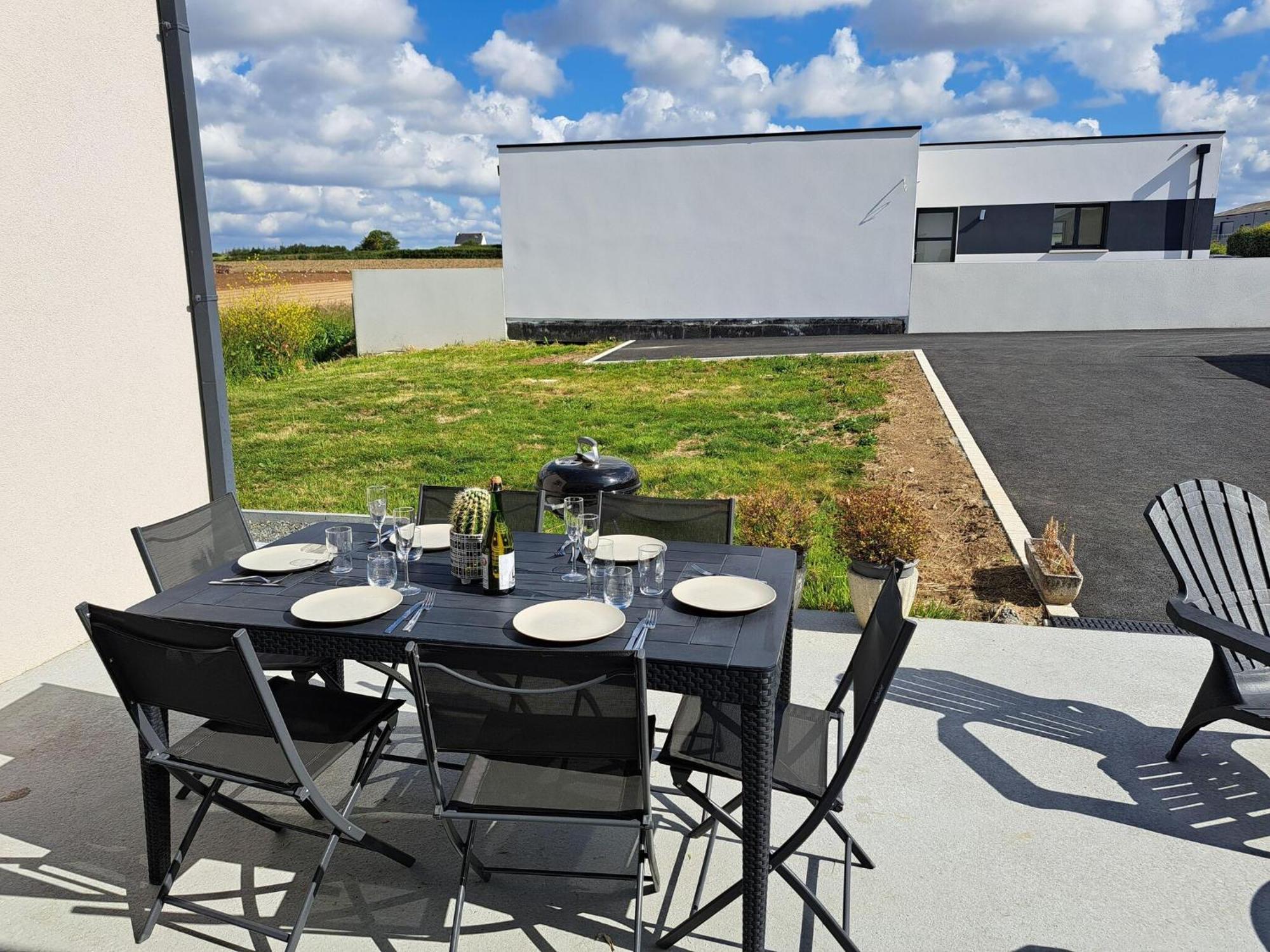 Single Storey Holiday Home In Cleder Cléder Exterior foto